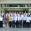 Ủy viên Trung ương Đảng, Bí thư Đảng ủy, Tổng Giám đốc TTXVN Nguyễn Đức Lợi và Trưởng các Cơ quan đại diện Việt Nam ở nước ngoài nhiệm kỳ 2017-2020 chụp ảnh chung. (Ảnh: Thành Đạt/TTXVN)