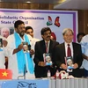 Ra mắt cuốn sách viết về cuộc đời và sự nghiệp của Chủ tịch Hồ Chí Minh được dịch bằng tiếng Telugu trong lễ míttinh ở Hyderabad. (Ảnh: Đăng Chính/Vietnam+)