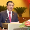Bộ trưởng Bộ Tài chính Đinh Tiến Dũng trình bày Tờ trình đề nghị Quốc hội phê chuẩn quyết toán ngân sách nhà nước năm 2015. (Ảnh: Doãn Tấn/TTXVN)