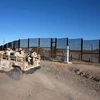 Bức tường biên giới giữa Mỹ và Mexico ở Sonoyta, bang Sonora, Mexico. (Nguồn: AFP/TTXVN)