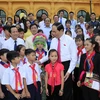 Chủ tịch nước Trần Đại Quang gặp mặt thân mật Đoàn đại biểu học sinh, sinh viên có hoàn cảnh đặc biệt khó khăn nhân dịp về thăm thủ đô Hà Nội. (Ảnh: Nhan Sáng/TTXVN)