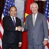 Thủ tướng Nguyễn Xuân Phúc và Ngoại trưởng Hoa Kỳ Rex Tillerson. (Ảnh: Thống Nhất/TTXVN)