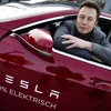 Elon Musk bên trong một chiếc xe diện do công ty Tesla của ông phát triển. (Nguồn: EPA)