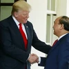 Tổng thống Hoa Kỳ Donald Trump đón Thủ tướng Nguyễn Xuân Phúc tại cửa Nhà Trắng. (Ảnh: Thống Nhất/TTXVN)