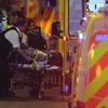 Chuyển nạn nhân sau vụ xe tải lao vào người đi bộ trên Cầu London tối 3/6. (Nguồn: AFP/ TTXVN)