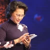 Chủ tịch Quốc hội Nguyễn Thị Kim Ngân nhắn tin điện thoại ủng hộ tại chương trình. (Ảnh: Trọng Đức/TTXVN)