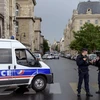 Cảnh sát có vũ trang phong tỏa hiện trường bên ngoài nhà thờ Notre-Dame ngày 6/6. (Nguồn: AFP/TTXVN)