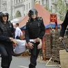 Cảnh sát Nga bắt giữ một người biểu tình quá khích ở Moskva. (Nguồn: EPA)
