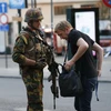 Binh sỹ Bỉ kiểm tra nhân thân bên ngoài Nhà ga trung tâm Brussels sau vụ nổ. (Nguồn: THX/ TTXVN)