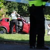 Cảnh sát điều tra chiếc xe gây ra vụ việc. (Nguồn: theguardian.com)