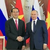 Chủ tịch nước Trần Đại Quang và Tổng thống Liên bang Nga V. Putin bắt tay sau Lễ ký các văn kiện hợp tác giữa hai nước. (Ảnh: Nhan Sáng/TTXVN)
