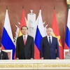 Chủ tịch nước Trần Đại Quang và Tổng thống Liên bang Nga V. Putin chứng kiến Lễ ký Thoả thuận hợp tác giữa Thông tấn xã Việt nam và Hãng thông tấn Sputnik. (Ảnh: Nhan Sáng/TTXVN)