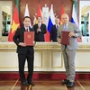 Chủ tịch nước Trần Đại Quang và Tổng thống Liên bang Nga V. Putin chứng kiến Lễ ký Thỏa thuận hợp tác giữa Thông tấn xã Việt nam và Hãng thông tấn Sputnik. (Ảnh: Nhan Sáng/TTXVN)