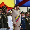 Tổng thống Nicolas Maduro bên cạnh các tướng lĩnh quân đội Venezuela. (Nguồn: AP)