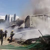 Lực lượng Cảnh sát Phòng cháy chữa cháy nỗ lực dập tắt đám cháy. (Ảnh: Công Thử/TTXVN)