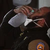 Một nhân viên cứu hộ phải thở ôxy sau khi tham gia cứu hộ các nạn nhân vụ tấn công hóa học ở phía Bắc Syria hồi tháng Tư. (Nguồn: Reuters)