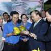 Thủ tướng Nguyễn Xuân Phúc thăm các gian hàng trưng bày tại ngày hội. (Ảnh: Thống Nhất /TTXVN)