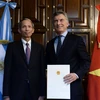 Đại sứ Đặng Xuân Dũng trình quốc thư lên Tổng thống Mauricio Macri. (Nguồn: Phủ Tổng thống Argentina)