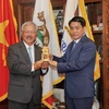 Chủ tịch Ủy ban Nhân dân thành phố Hà Nội Nguyễn Đức Chung và Thị trưởng San Francisco Edwin Lee. (Ảnh: Thanh Tuấn/Vietnam+)