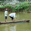 [Photo] Đánh đu tính mạng với tử thần khi qua suối bằng bè mảng