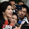 Bà Yingluck Shinawatra trả lời phỏng vấn sau khi rời Tòa án Tối cao ở Bangkok ngày 21/7. (Nguồn: AFP/TTXVN)