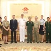 Trung tướng Phan Văn Giang tiếp Phó Đô đốc Raymond Griggs, Phó Tư lệnh Lực lượng Quốc phòng Australia và Đoàn đại biểu Bộ Quốc phòng Australia. (Ảnh: Hồng Pha/TTXVN phát)