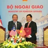 Phó Thủ tướng, Bộ trưởng Ngoại giao Phạm Bình Minh và Bộ trưởng Ngoại giao Malaysia Anifah Aman ký Biên bản thỏa thuận giữa Bộ ngoại giao hai nước. (Ảnh: Nguyễn Khang/TTXVN)