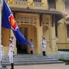 Lễ Thượng cờ ASEAN nhân dịp kỷ niệm 21 năm ngày Việt Nam gia nhập ASEAN. (Ảnh: Nguyễn Khang/TTXVN)