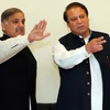 Ảnh tư liệu: Ông Nawaz Sharif (phải) và ông Shahbaz Sharif (trái) tại cuộc họp báo ở Lahore ngày 25/2/2009. (Nguồn: AFP/TTXVN)