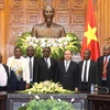 Thủ tướng Nguyễn Xuân Phúc chụp ảnh chung với đoàn Bộ trưởng của Tanzania. (Ảnh: Thống Nhất/TTXVN)