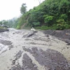 Quốc lộ 12 có nguy cơ bị chia cắt tại km119 do đất đá từ ta-luy dương vẫn còn chảy xuống mặt đường. (Ảnh: Xuân Tiến/TTXVN)