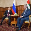 Tổng thống Nga Vladimir Putin gặp ông Raul Khadzhimba, lãnh đạo Abkhazia. (Nguồn: AFP)