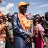 Ứng viên tranh cử Tổng thống Kenya Raila Odinga (thứ hai, trái, hàng đầu) trong chiến dịch vận động cử tri ở Kisumu ngày 3/8. (Nguồn: AFP/TTXVN)