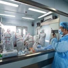 Ảnh tư liệu: Nhân viên y tế điều trị cho bệnh nhân bị nhiễm virus cúm gia cầm H7N9 tại một trung tâm y tế ở Vũ Hán, tỉnh Hồ Bắc (Trung Quốc) ngày 12/2. (Nguồn: EPA/TTXVN)