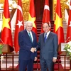 Thủ tướng Nguyễn Xuân Phúc và Thủ tướng Thổ Nhĩ Kỳ Binali Yildirim chủ trì buổi họp báo sáng 23/8. (Ảnh: Thống Nhất/TTXVN)