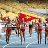 Lê Tú Chinh và các đồng đội ăn mừng sau khi giành tấm huy chương vàng 4x100m nữ. (Ảnh: Quốc Khánh/TTXVN)