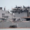 Một bên thân Tàu USS John S. McCain bị hư hỏng sau vụ va chạm với tàu chở dầu ở vùng biển ngoài khơi Singapore được lai dắt về căn cứ hải quân Changi ở Singapore ngày 22/8. (Nguồn: AFP/TTXVN)