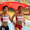 Nguyễn Thị Oanh và đồng đội ăn mừng sau khi cán đích đầu tiên nội dung điền kinh 5.000m nữ. (Ảnh: Quốc Khánh/TTXVN)