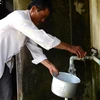 Mặc dù nguồn nước sinh hoạt bị nhiễm asen cao gấp nhiều lần tiêu chuẩn cho phép nhưng người dân Đức Xuyên vẫn phải sử dụng cho sinh hoạt hàng ngày. (Ảnh: Hưng Thịnh/Vietnam+)