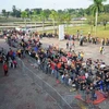 Khán giả xếp hàng mua vé xem chung kết môn bóng đá nam ở sân Shah Alam. (Nguồn: vtc.vn)