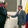 Trưởng đoàn đàm phán Chính phủ Colombia Juan Camilo Restrepo (trái) và Trưởng đoàn đàm phán ELN Pablo Beltran trong cuộc họp báo ở Quito, Ecuador ngày 30/6. (Nguồn: EPA/TTXVN)