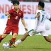 Pha cầm bóng đột phá của tiền đạo Công Phượng (trái) trong trận đấu với U22 Indonesia. (Ảnh: Quốc Khánh/TTXVN)