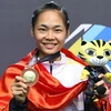 Vận động viên Phạm Thị Tươi nhận huy chương vàng. (Ảnh: Quốc Khánh/TTXVN)