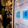 Một kiốt thanh toán bằng nhận dạng khuôn mặt khách hàng bên ngoài cửa hàng KFC Hàng Châu. (Nguồn: Reuters)