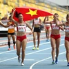 Đội tuyển điền kinh nữ Việt Nam ăn mừng sau khi về đích với chiếc huy chương vàng nội dung chạy tiếp sức 4x100m. (Ảnh: Quốc Khánh/TTXVN)