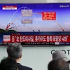 Người dân theo dõi bản tin về vụ phóng tên lửa của Triều Tiên tại nhà ga ở Seoul, Hàn Quốc ngày 29/8. (Nguồn: EPA/TTXVN)