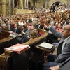 Các nghị sỹ tại phiên họp của Cơ quan lập pháp vùng Catalonia ở Barcelona ngày 6/9. (Nguồn: AFP/TTXVN)