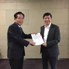 Đại sứ Việt Nam tại Nhật Bản Nguyễn Quốc Cường trao thư cảm ơn tới thị trưởng thị trấn Komagane. (Ảnh: Nguyễn Tuyến/Vietnam+)