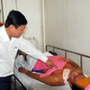 Lãnh đạo Thành phố Hồ Chí Minh thăm hỏi chiến sỹ phòng cháy chữa cháy bị thương, nằm điều trị tại Bệnh viện Chợ Rẫy. (Ảnh: Mạnh Linh/TTXVN)