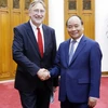 Thủ tướng Nguyễn Xuân Phúc tiếp ông Bernd Lange Chủ tịch Ủy ban Thương mại Quốc tế thuộc Nghị viện châu Âu. (Ảnh: Văn Điệp/TTXVN)